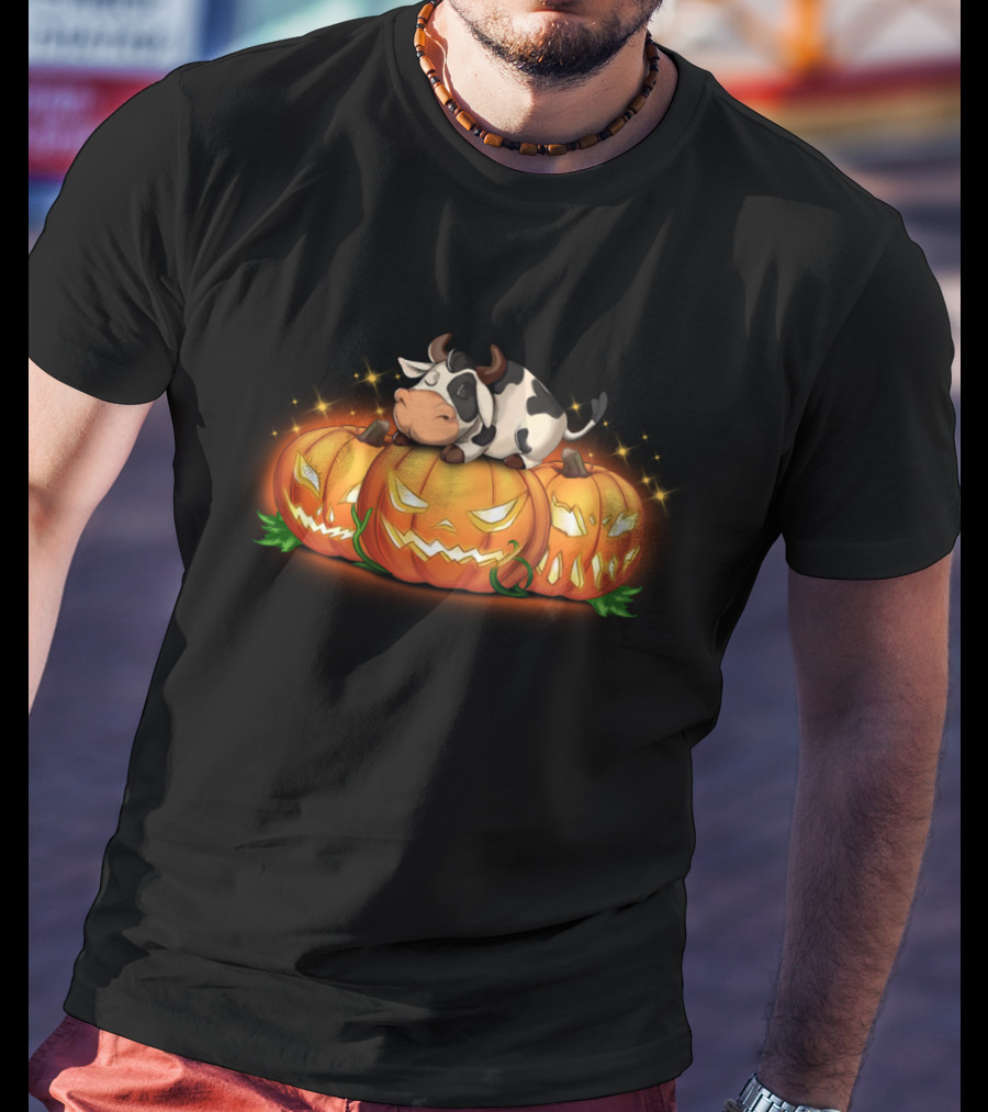 Sleeping Cow On Halloween Jack-O'-Lantern Pumpkins T-Shirt