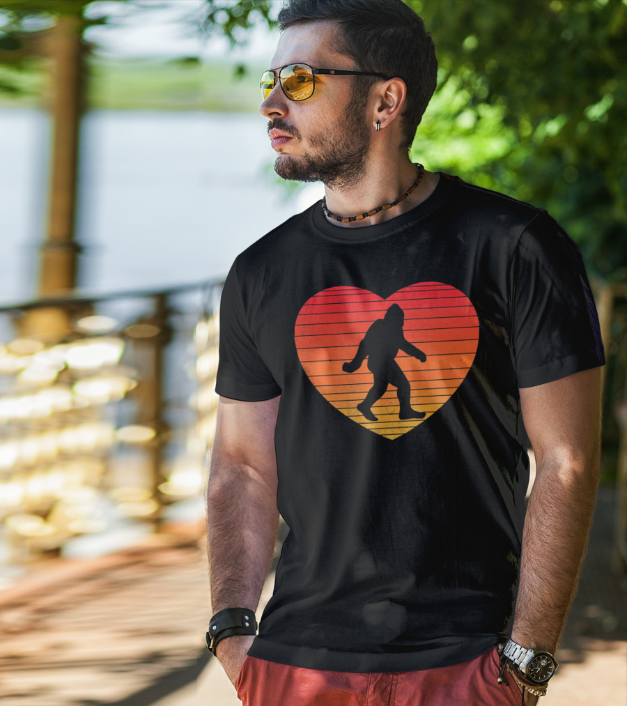 I Heart Bigfoot Sasquatch Funny Valentin Sunset T-Shirt