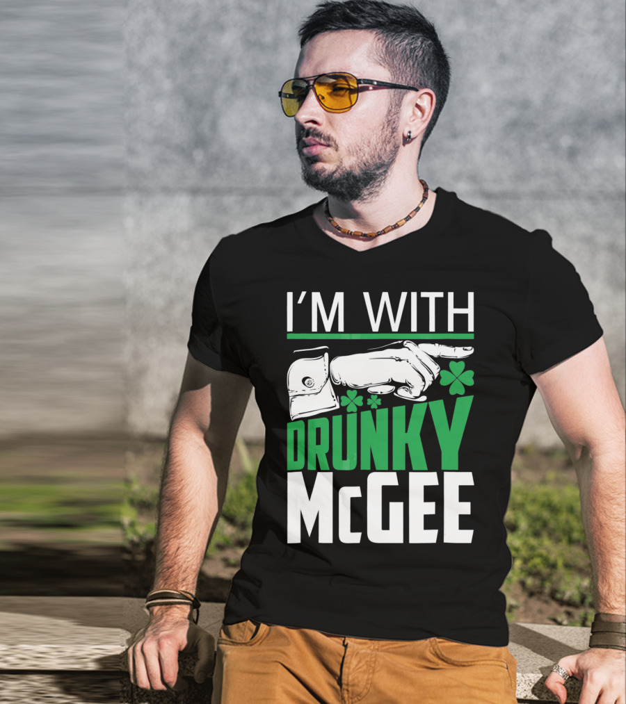 I'M WITH DRUNKY MCGEE St. Patrick's Day Shamrock Arrow T-Shirt