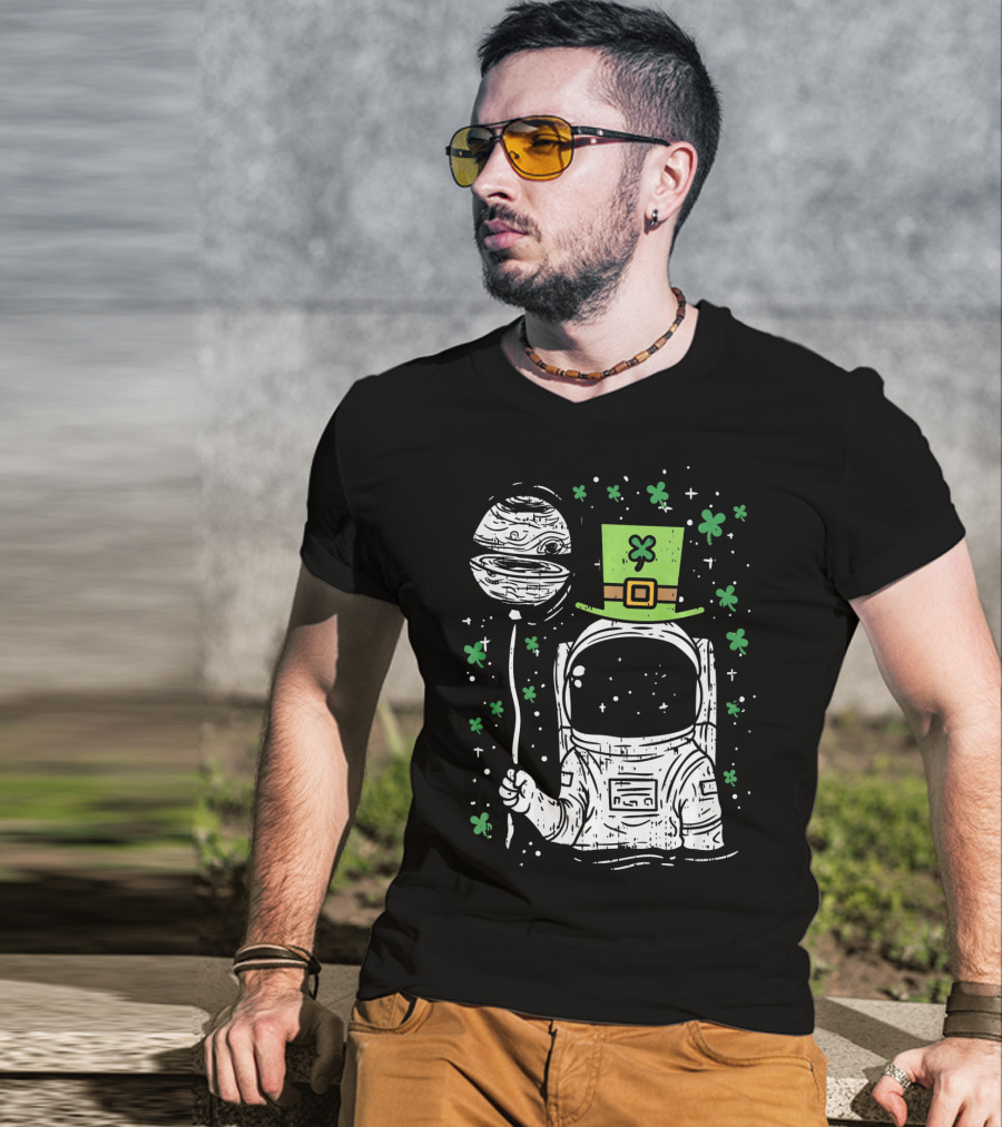 Irish Astronaut Holding Planet Balloon With Shamrocks And St Patrick's Hat T-Shirt