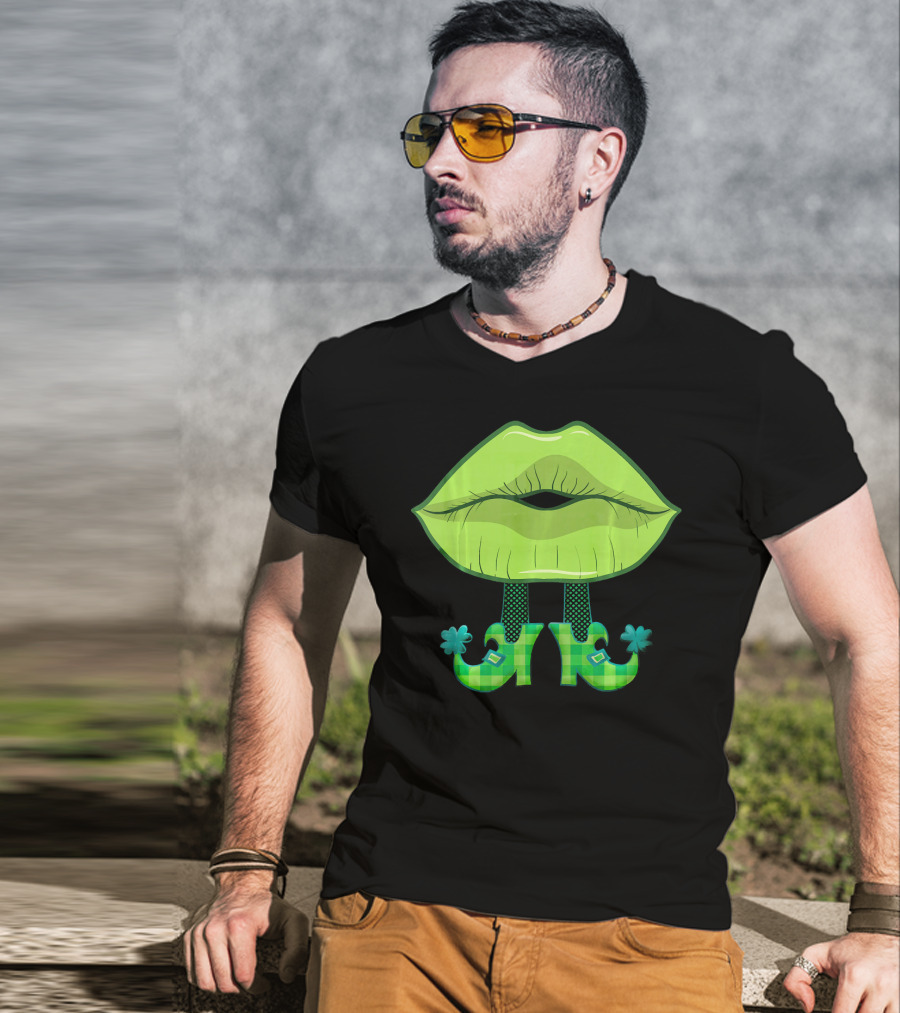 Kiss Lips Green Leprechaun Shoes Plaid Pattern St. Patrick's Day T-Shirt