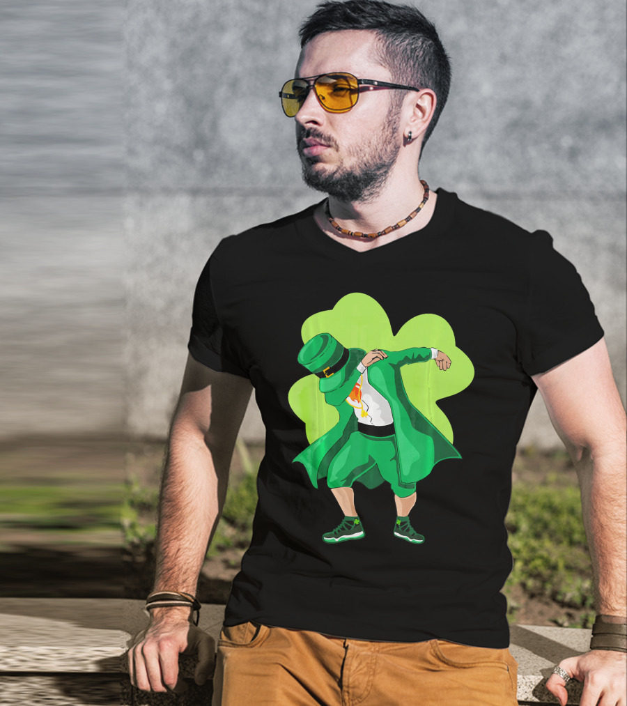 St. Patrick's Day Dabbing Leprechaun With Shamrock Background T-Shirt