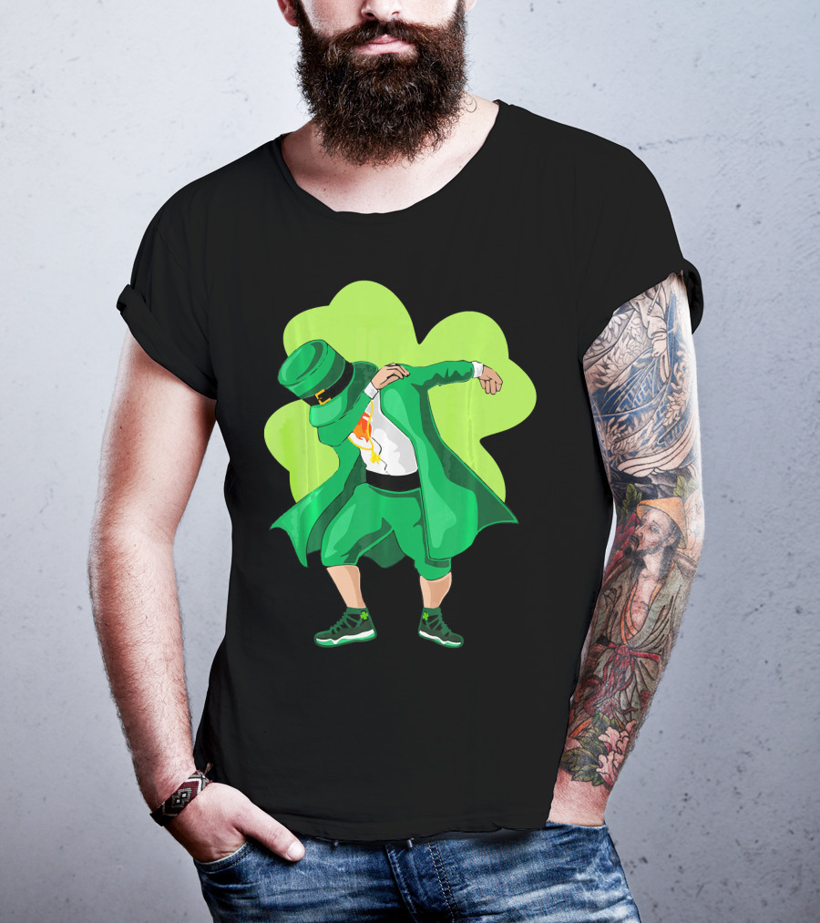 St. Patrick's Day Dabbing Leprechaun With Shamrock Background T-Shirt