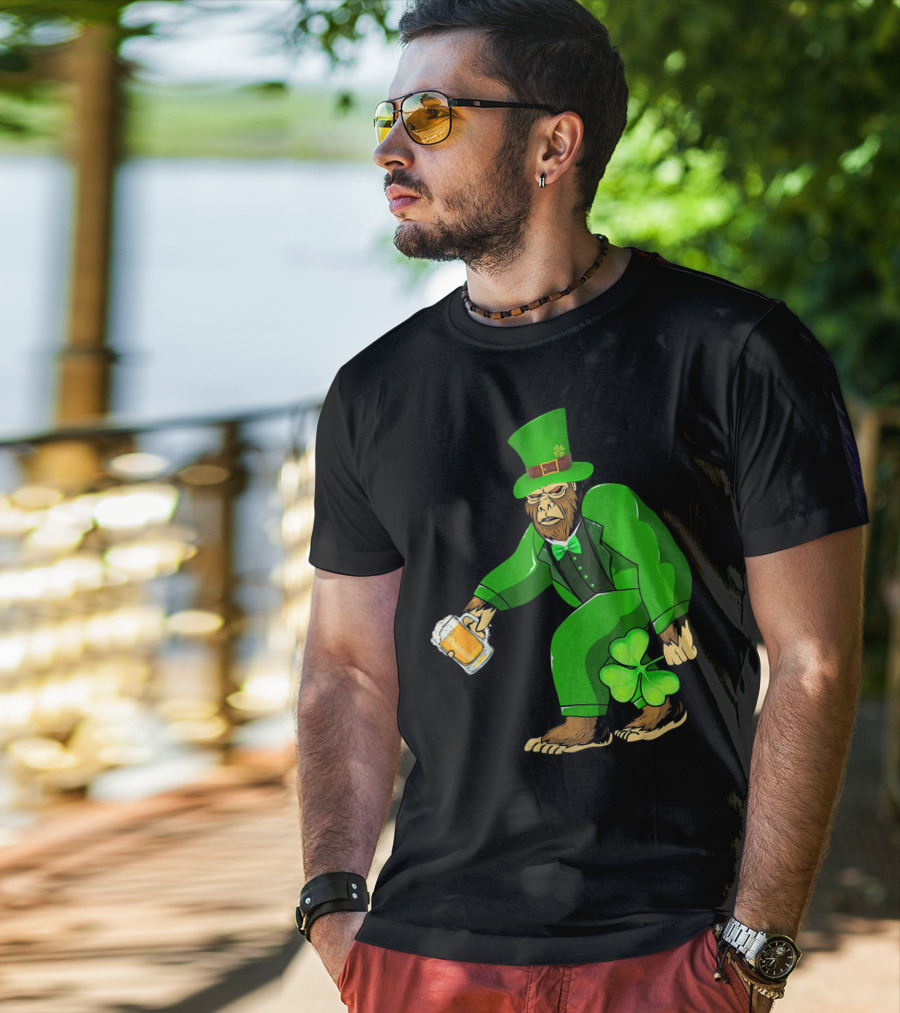 Big Foot Funny Bear Leprechaun Holding Beer And Shamrock In Green Suit T-Shirt