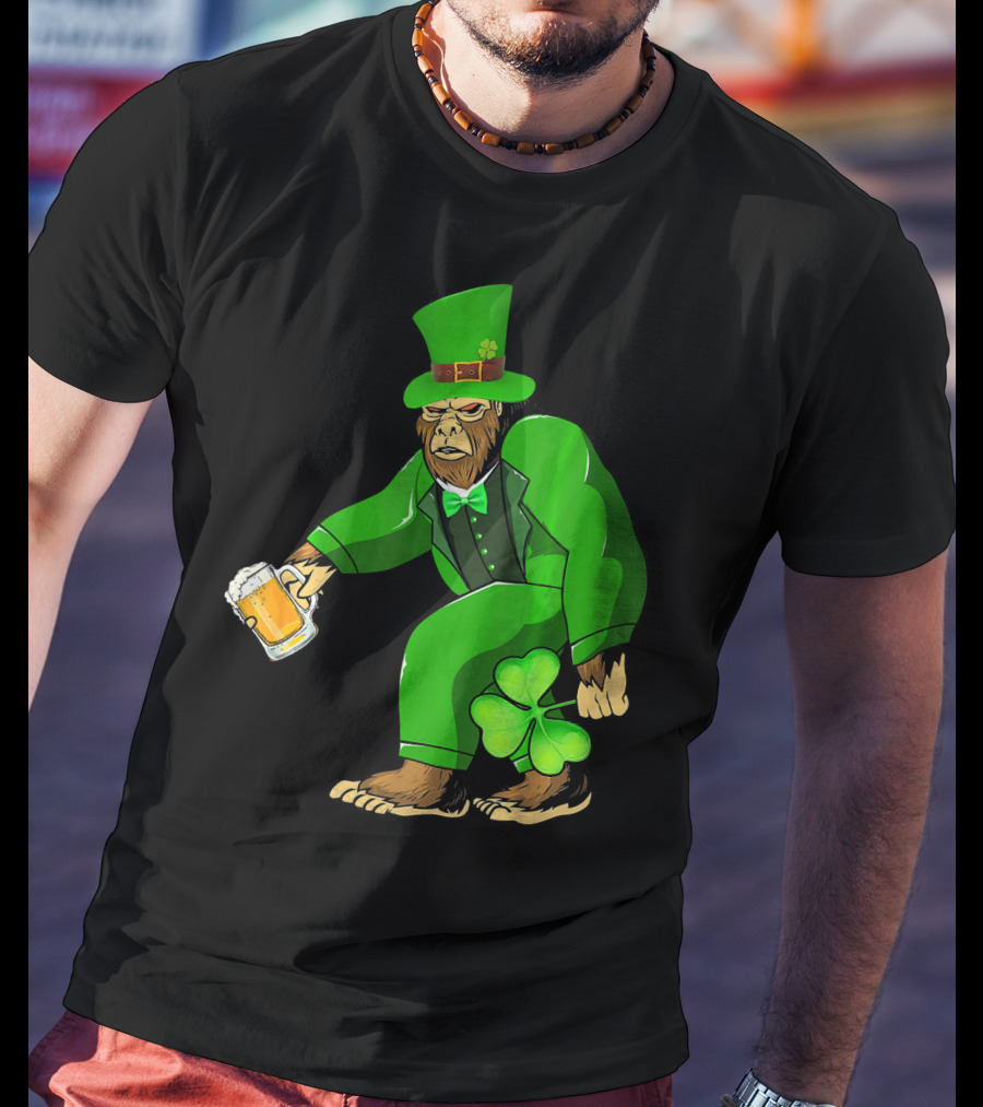 Big Foot Funny Bear Leprechaun Holding Beer And Shamrock In Green Suit T-Shirt
