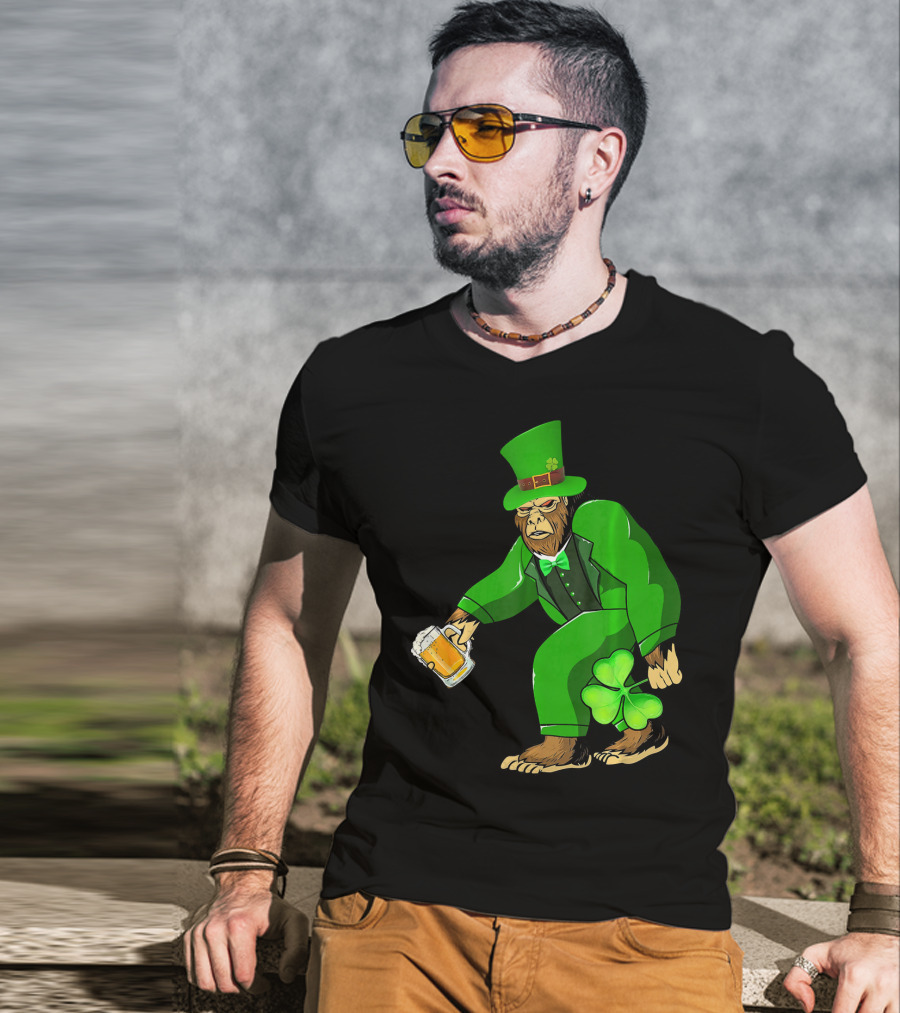 Big Foot Funny Bear Leprechaun Holding Beer And Shamrock In Green Suit T-Shirt