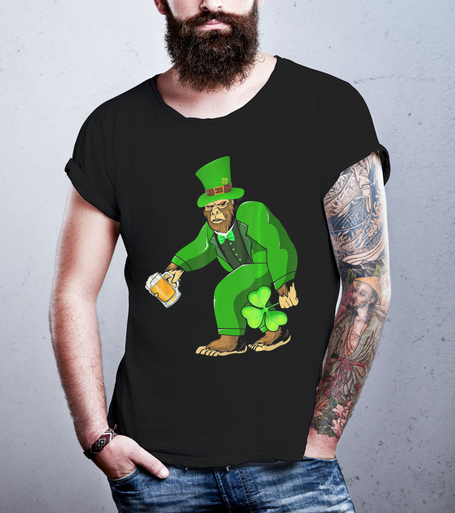 Big Foot Funny Bear Leprechaun Holding Beer And Shamrock In Green Suit T-Shirt