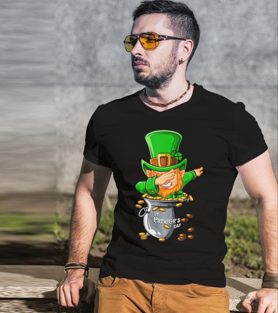 St Patrick's Day Dabbing Leprechaun With Pot Of Gold T-Shirt