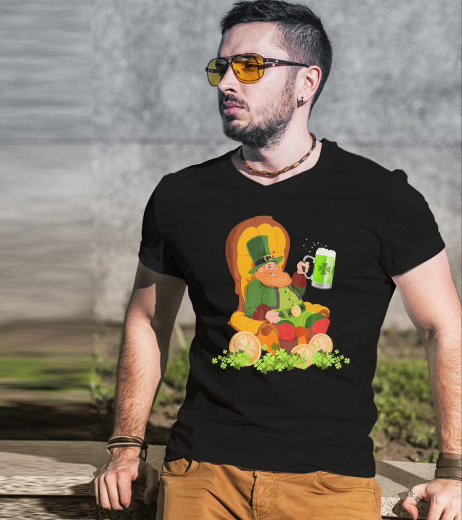 Leprechaun On Throne With Beer And Shamrocks St Patrick's Day T-Shirt