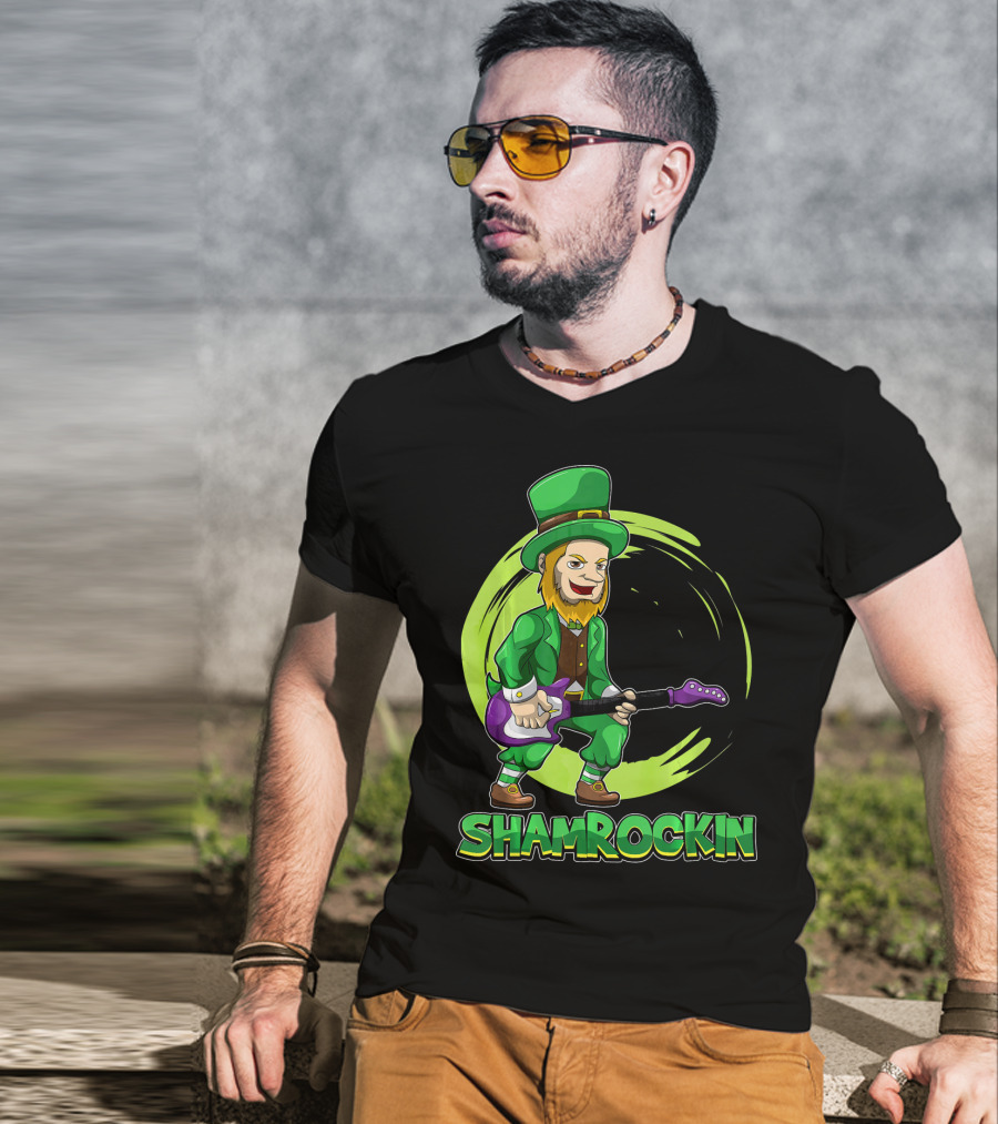 Shamrockin Leprechaun With E Guitar Rocking Celtic Style Green Circle Background T-Shirt
