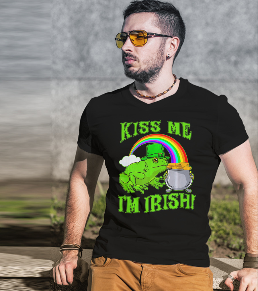 KISS ME I'M IRISH Frog With Rainbow And Pot Of Gold St Patricks Day T-Shirt