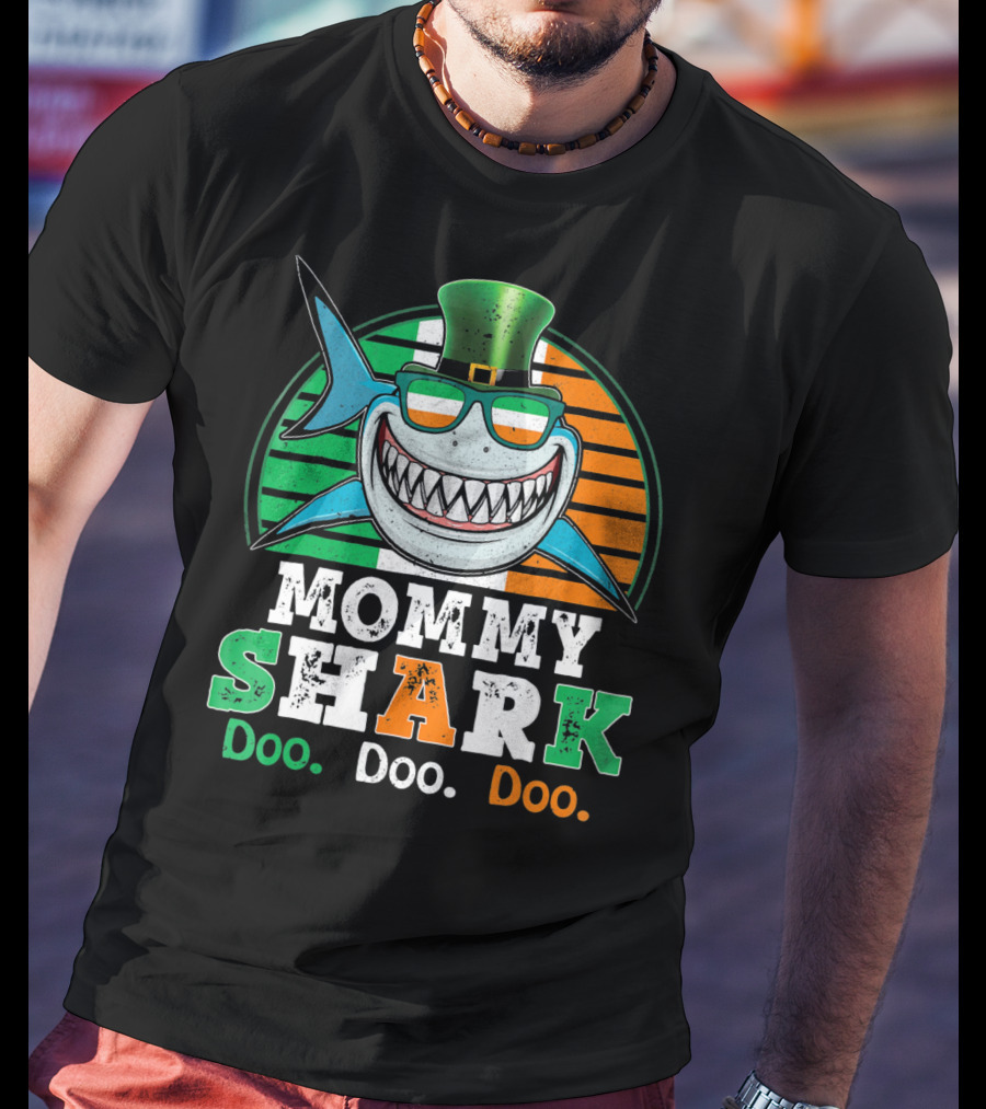 Mommy Shark Doo Doo Doo Funny St. Patrick's Day With Irish Colors And Leprechaun Hat T-Shirt
