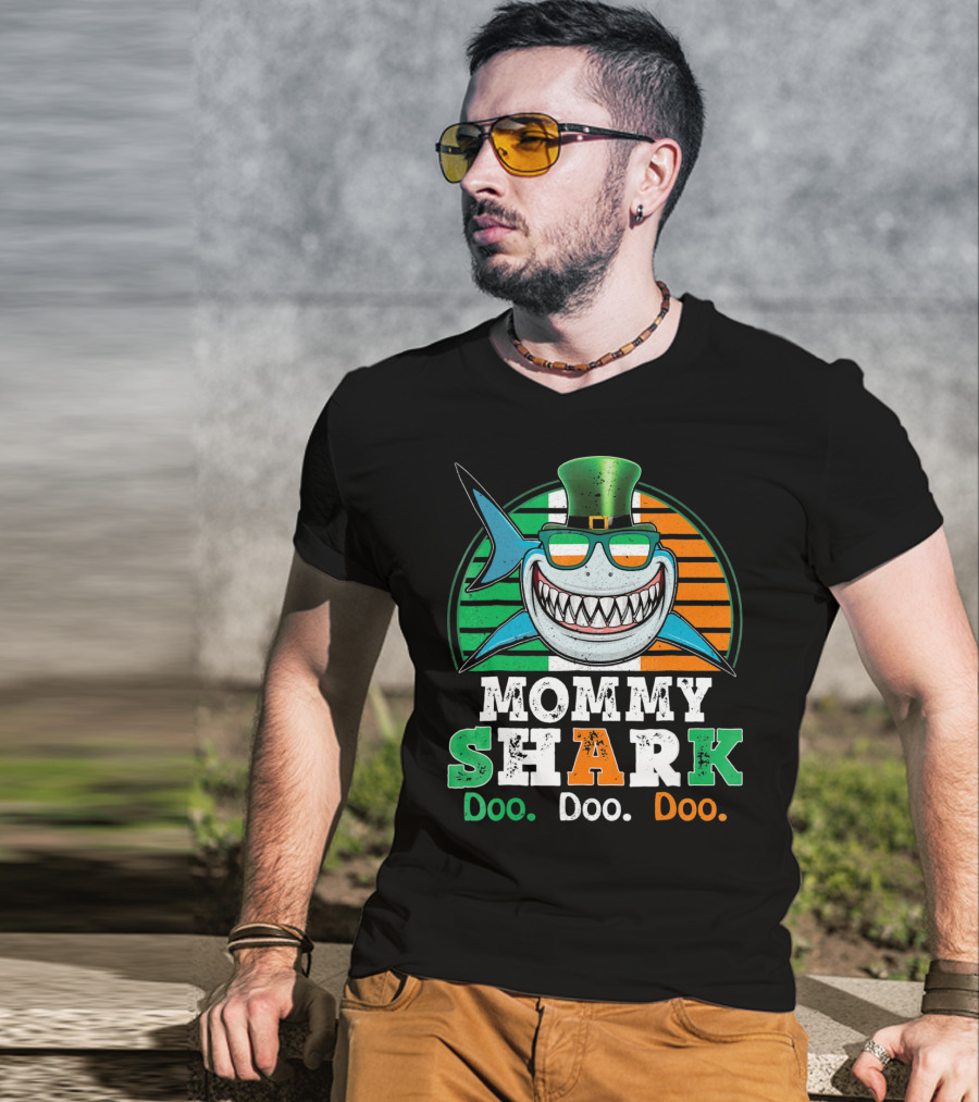 Mommy Shark Doo Doo Doo Funny St. Patrick's Day With Irish Colors And Leprechaun Hat T-Shirt