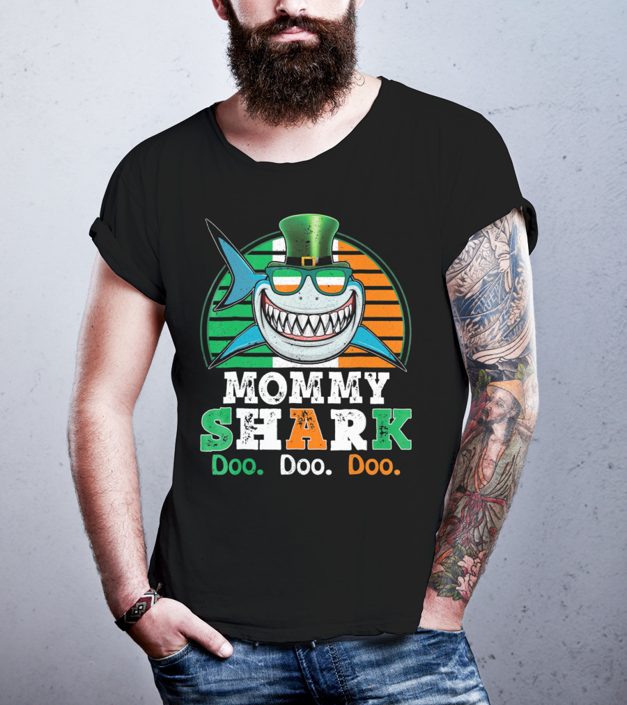 Mommy Shark Doo Doo Doo Funny St. Patrick's Day With Irish Colors And Leprechaun Hat T-Shirt