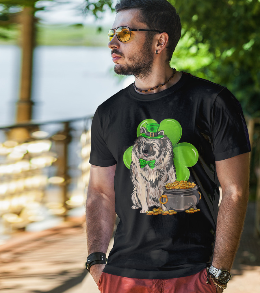Keeshond St Patricks Day Leprechaun Dog Clover Pot Of Gold T-Shirt