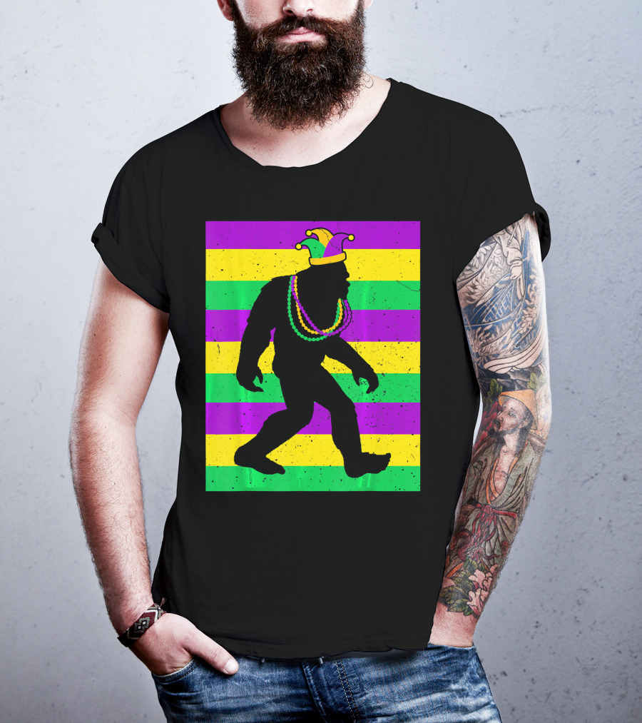 Bigfoot Sasquatch In Mardi Gras Jester Hat And Beads T-Shirt