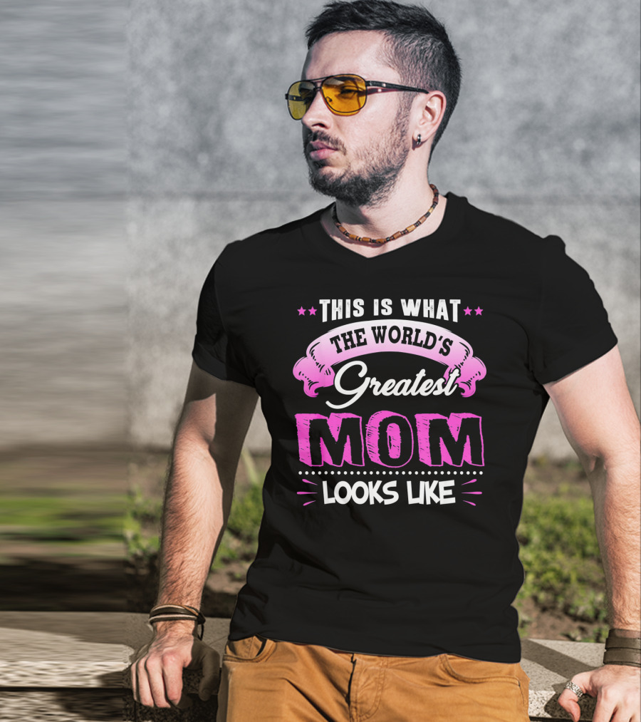 This Is What The World's Greatest Mom Looks Like T-Shirt