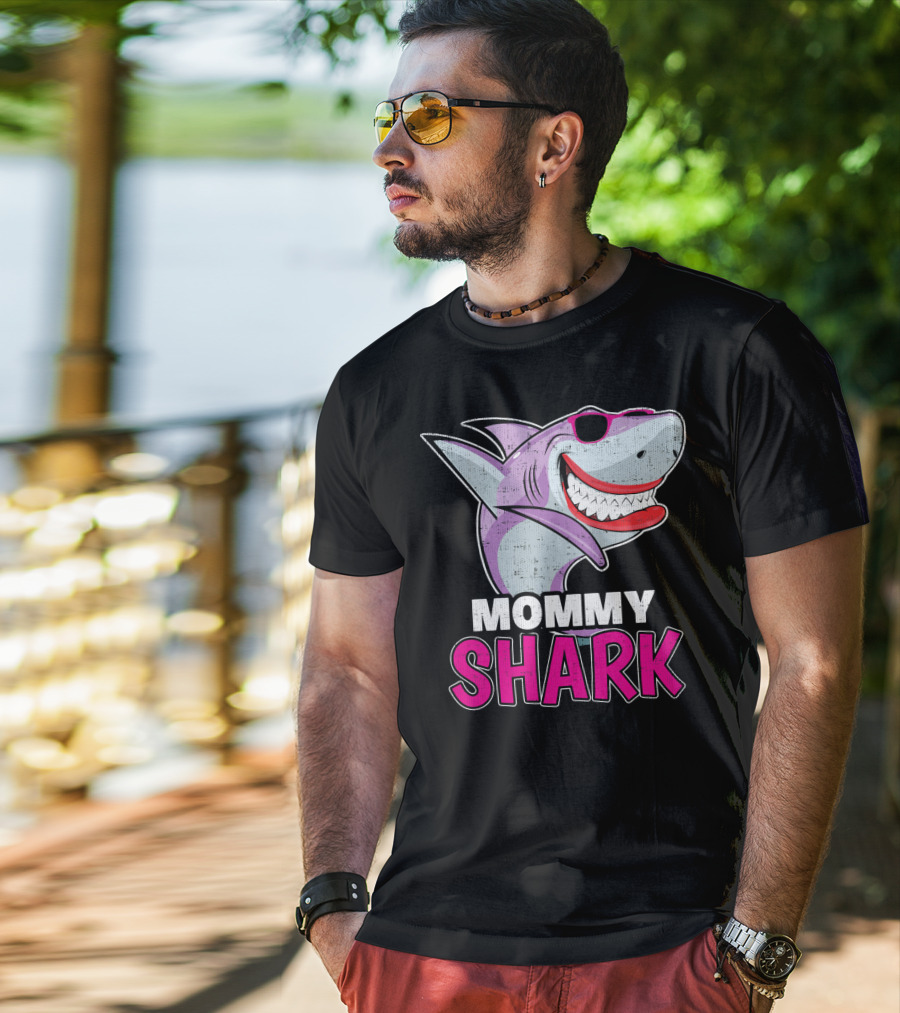 Mommy Shark Dabbing Stylish Sunglasses Fun T-Shirt