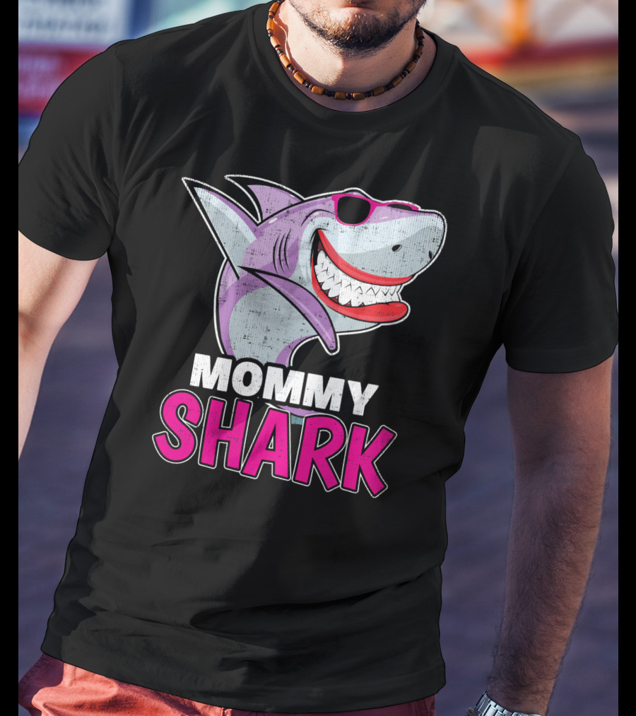 Mommy Shark Dabbing Stylish Sunglasses Fun T-Shirt