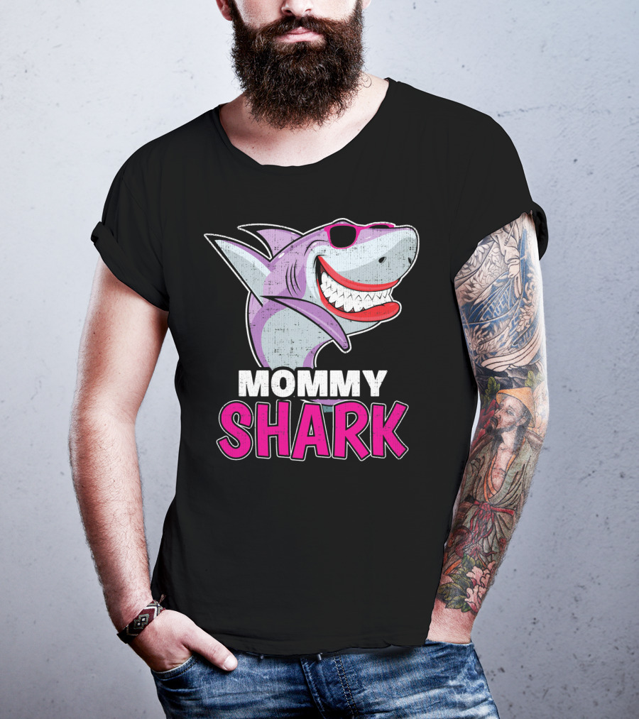 Mommy Shark Dabbing Stylish Sunglasses Fun T-Shirt