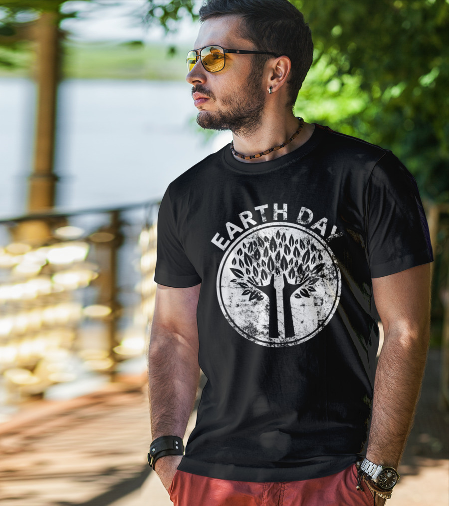 EARTH DAY Hands Tree Lover Natur Vintage Distressed Circle Emblem T-Shirt