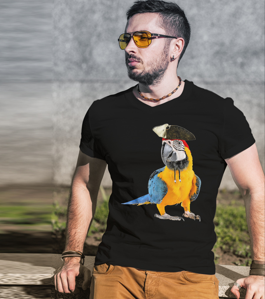 Parrot Of The Caribbean Bird Pirate Hall Macaw With Tricorn Hat T-Shirt
