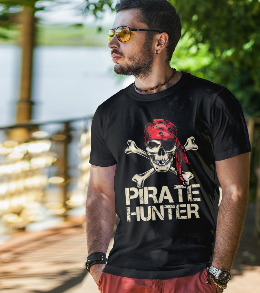 PIRATE HUNTER Funny Birthday Skull Crossbones Red Bandana T-Shirt