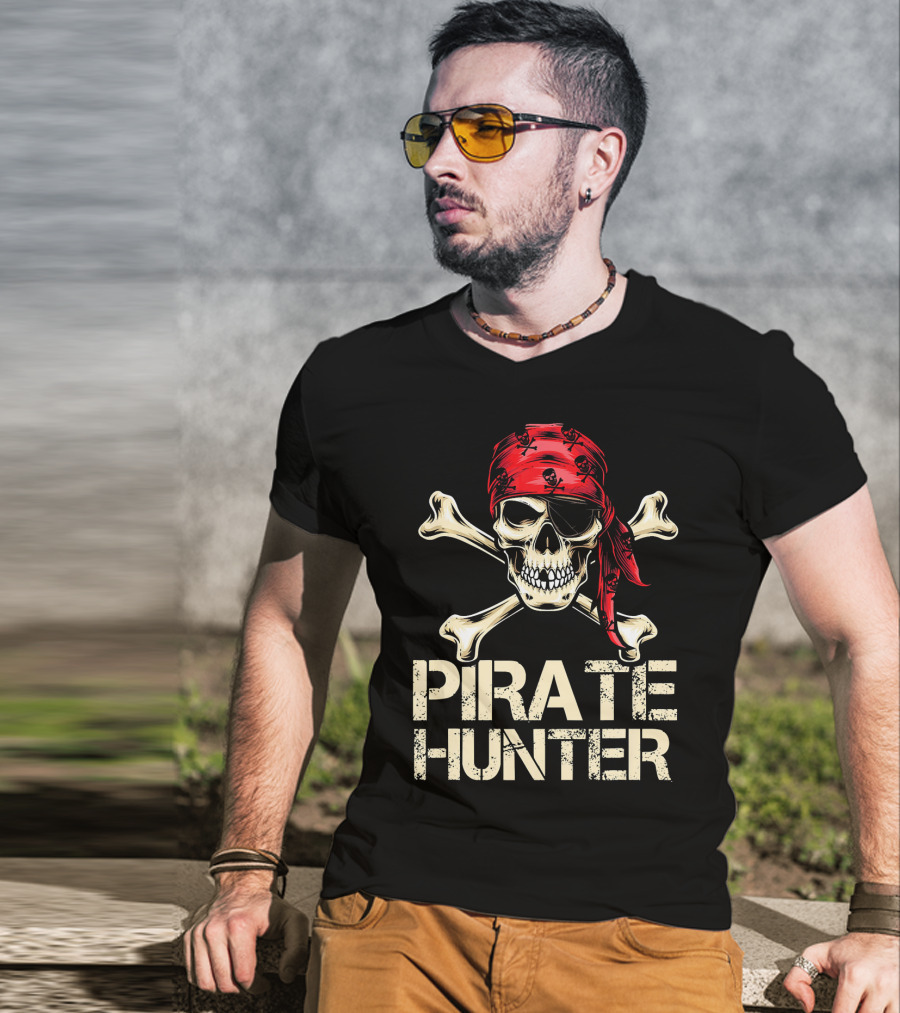 PIRATE HUNTER Funny Birthday Skull Crossbones Red Bandana T-Shirt