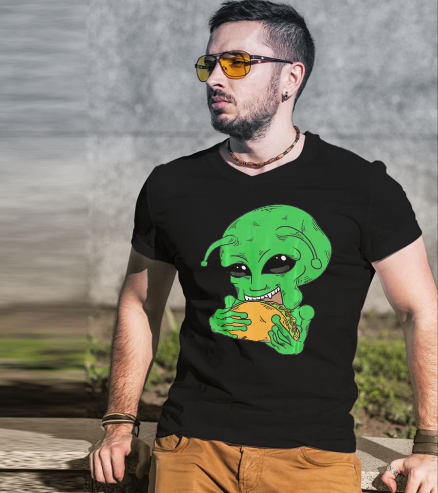 Alien Eating Taco Cool Outer Space UFO T-Shirt