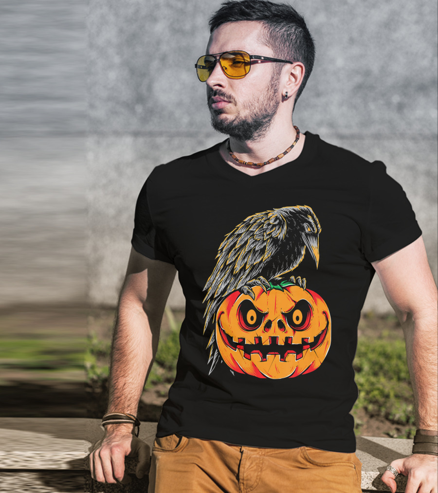 Creepy Black Raven Perched On Retro Vintage Pumpkin Halloween T-Shirt
