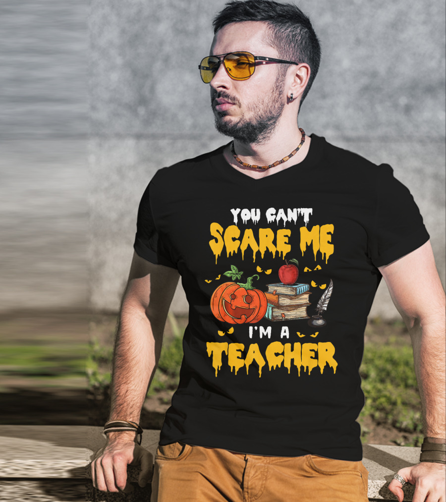 You Can't Scare Me I'm A Teacher Halloween Pumpkin Books Apple Feather T-Shirt