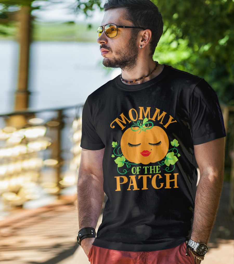 Mommy Pumpkin Of The Patch Face With Green Leaves And Vines T-Shirt