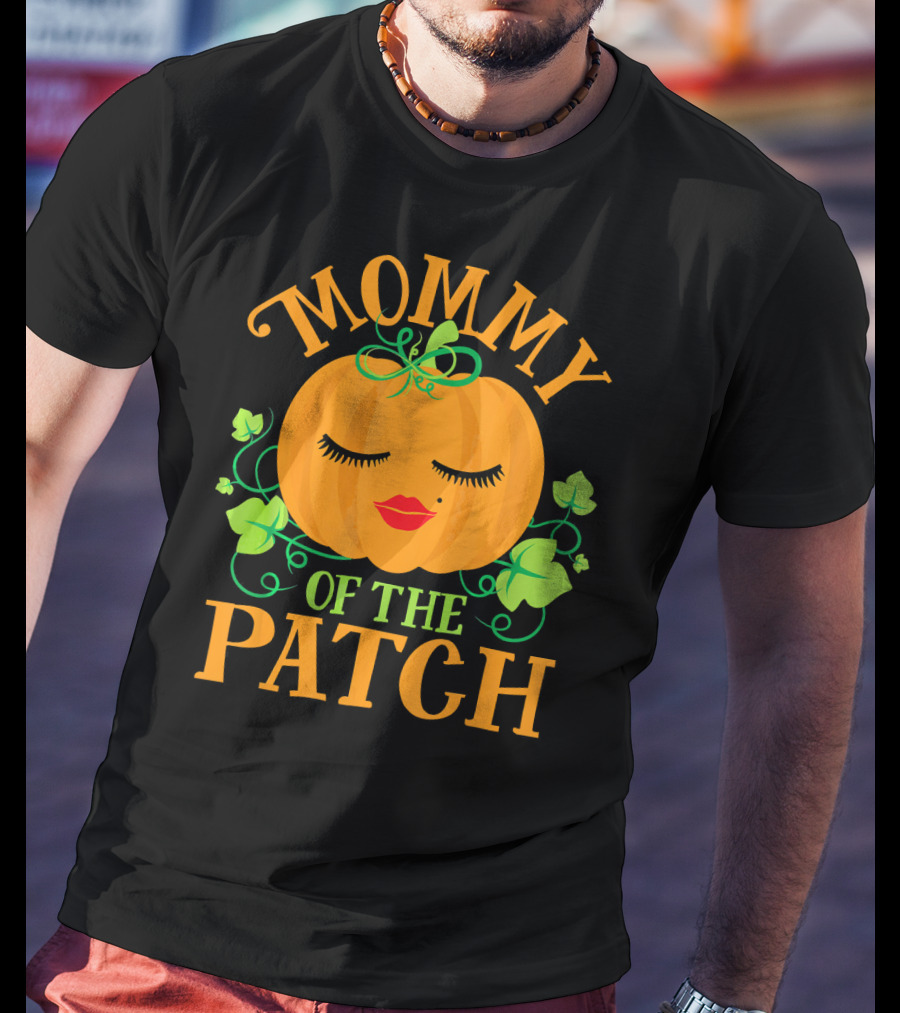 Mommy Pumpkin Of The Patch Face With Green Leaves And Vines T-Shirt