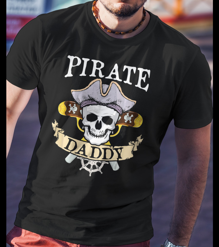 PIRATE DADDY Skull With Pirate Hat And Crossed Pistols Halloween T-Shirt