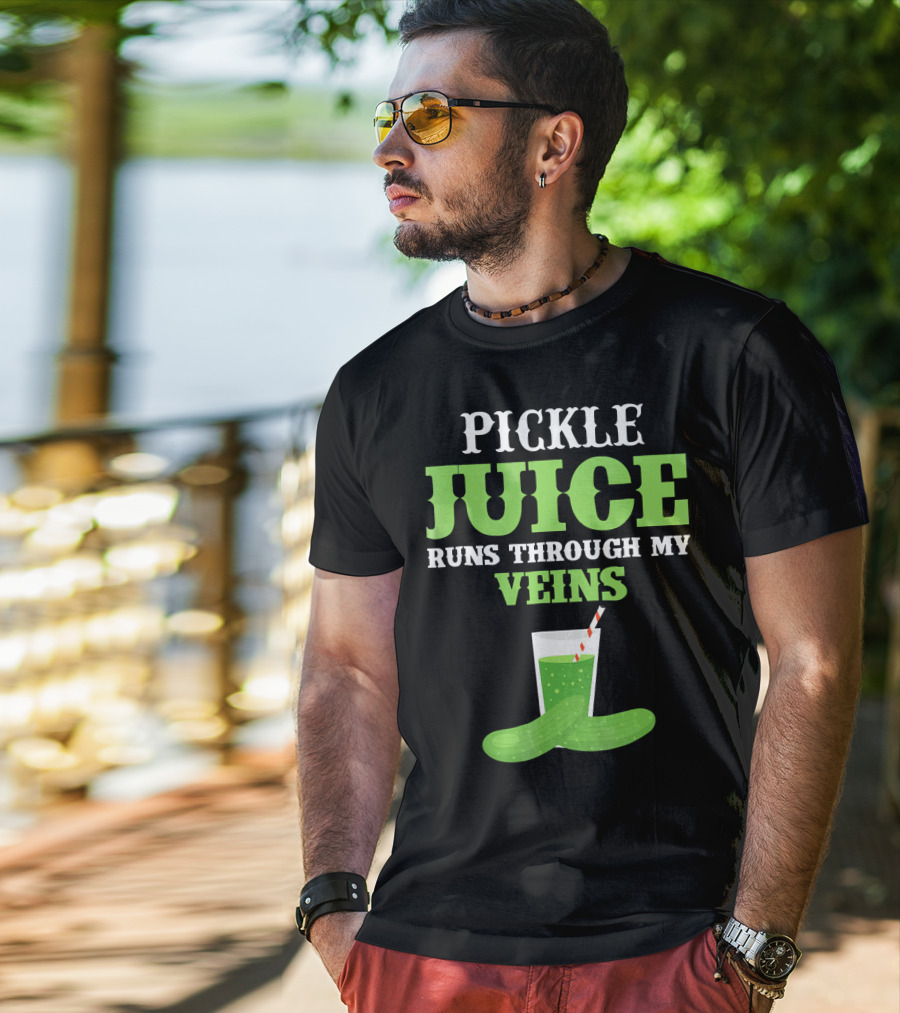 PICKLE JUICE RUNS THROUGH MY VEINS Pickle Glass Cup With Straw T-Shirt