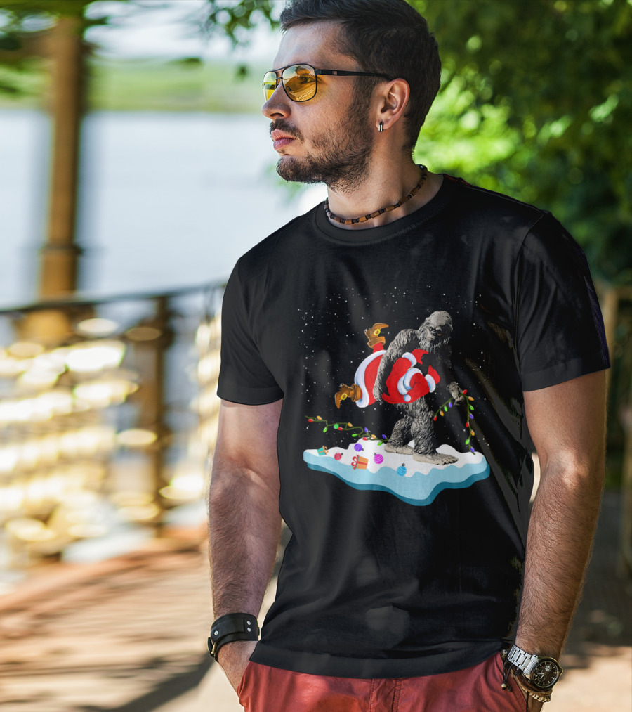 Bigfoot Abducts Santa On Christmas Eve T-Shirt