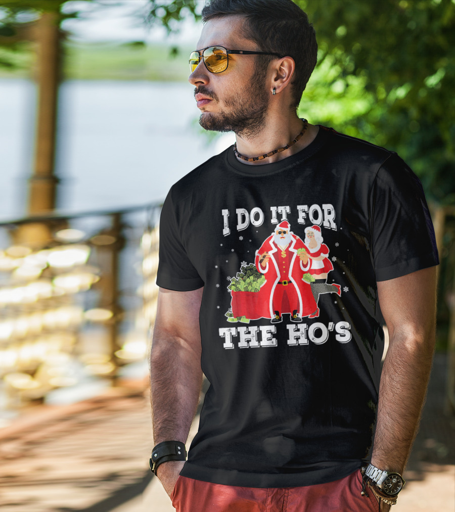 I Do It For The Ho's Santa With Money Bag And Mrs. Claus T-Shirt