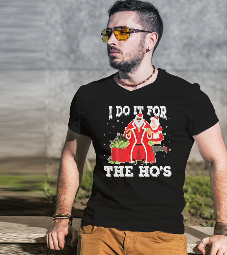 I Do It For The Ho's Santa With Money Bag And Mrs. Claus T-Shirt