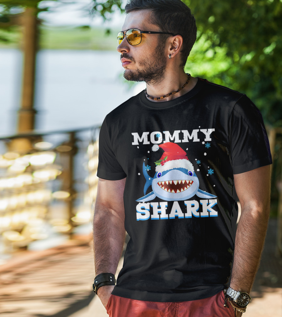 Mommy Shark Santa Hat Christmas Snowflakes T-Shirt