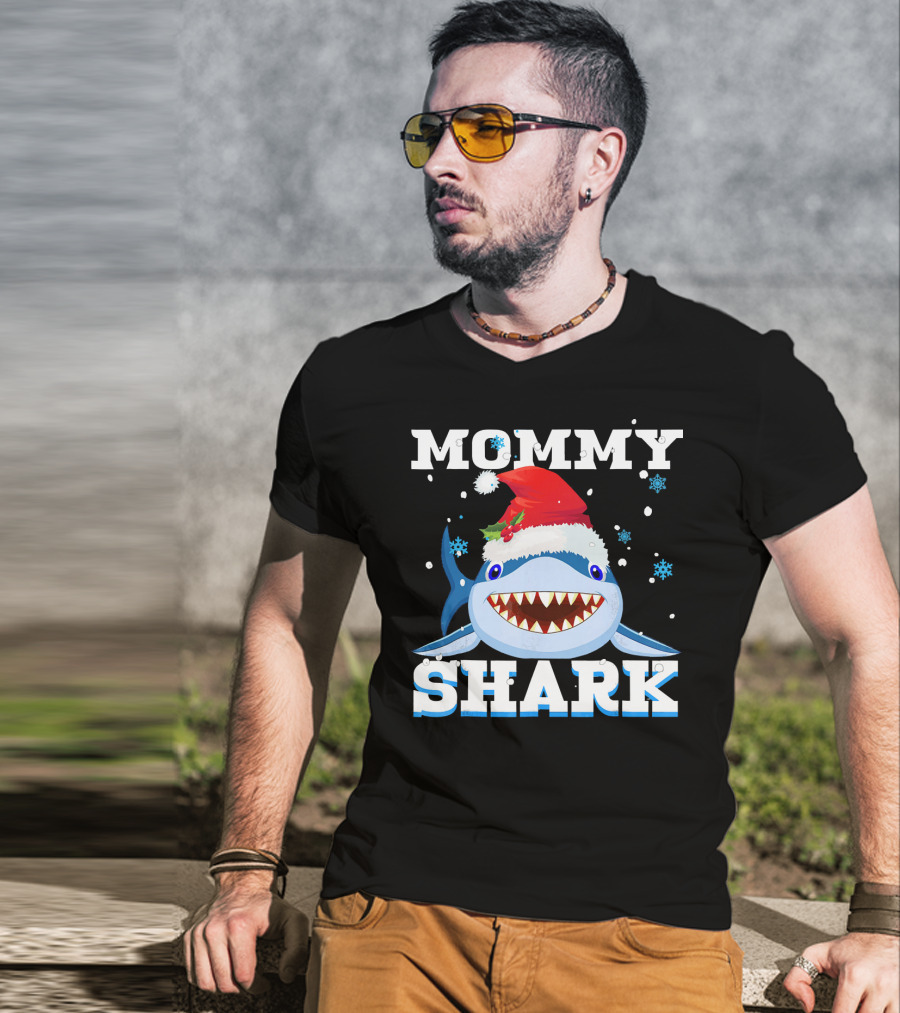 Mommy Shark Santa Hat Christmas Snowflakes T-Shirt