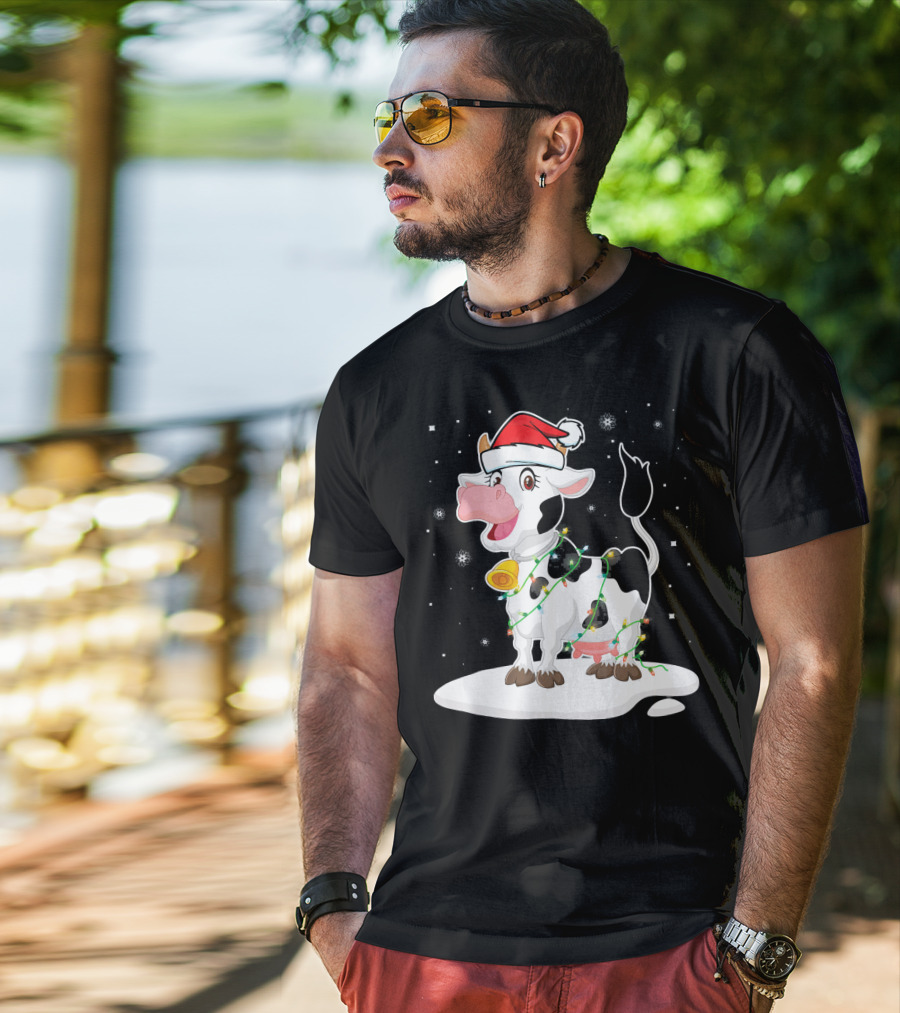 Lovely Cow Santa Xmas Lights On Snowy Tree Scene T-Shirt