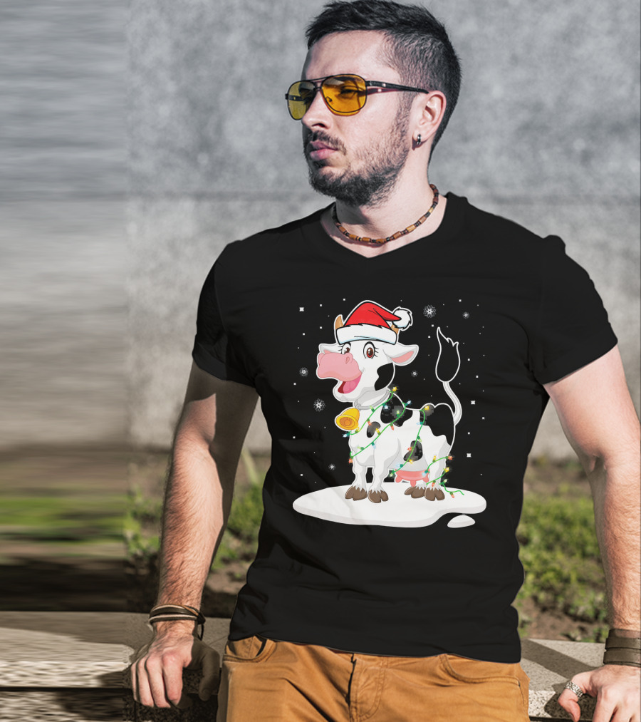 Lovely Cow Santa Xmas Lights On Snowy Tree Scene T-Shirt