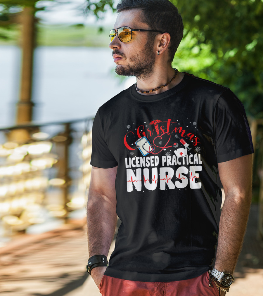 Christmas Licensed Practical Nurse Stethoscope Syringe Snowflakes T-Shirt