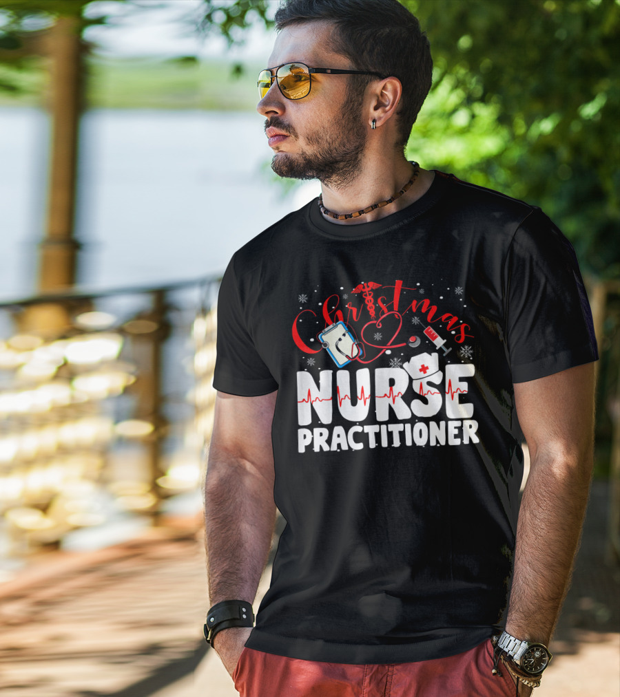 Christmas Nurse Practitioner Funny Nurse Clipboard Syringe Snowflakes T-Shirt