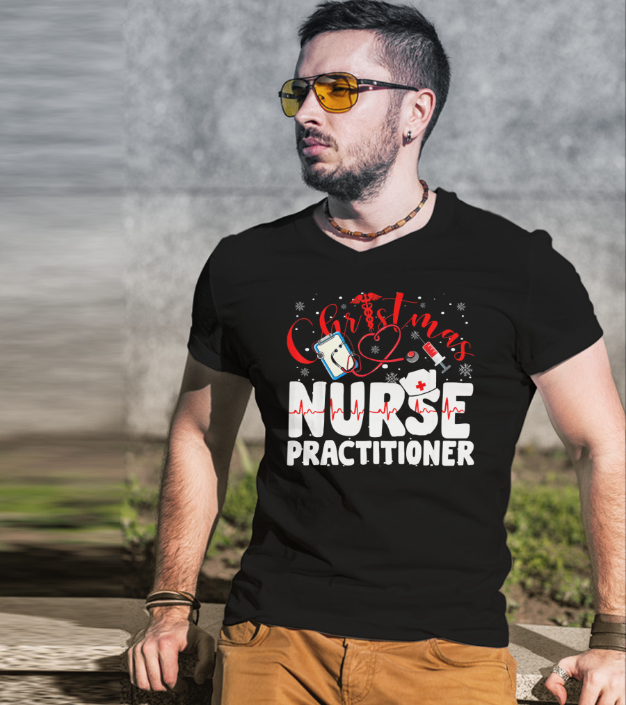 Christmas Nurse Practitioner Funny Nurse Clipboard Syringe Snowflakes T-Shirt