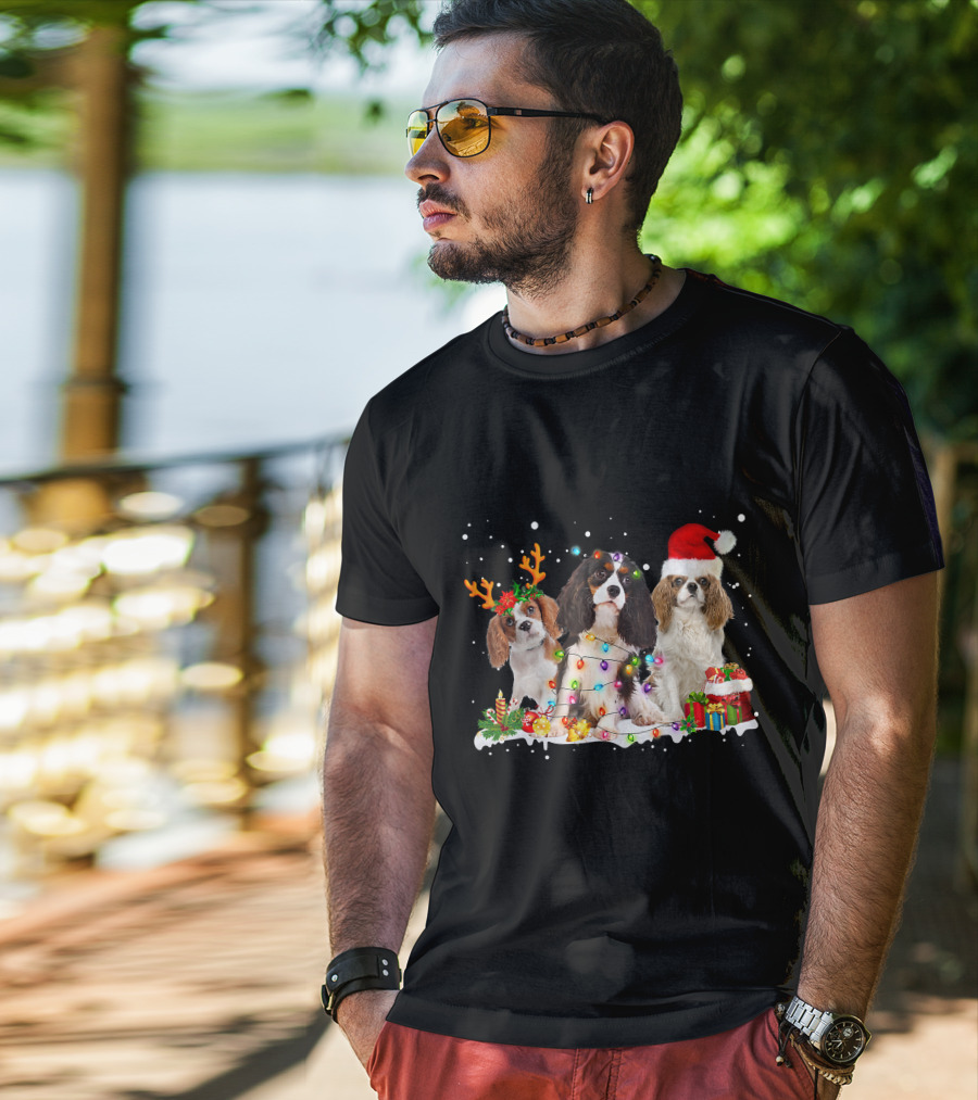Cavalier King Charles Spaniel Festive Christmas Lights And Santa Hat Snow Scene T-Shirt
