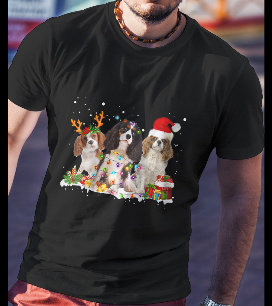 Cavalier King Charles Spaniel Festive Christmas Lights And Santa Hat Snow Scene T-Shirt