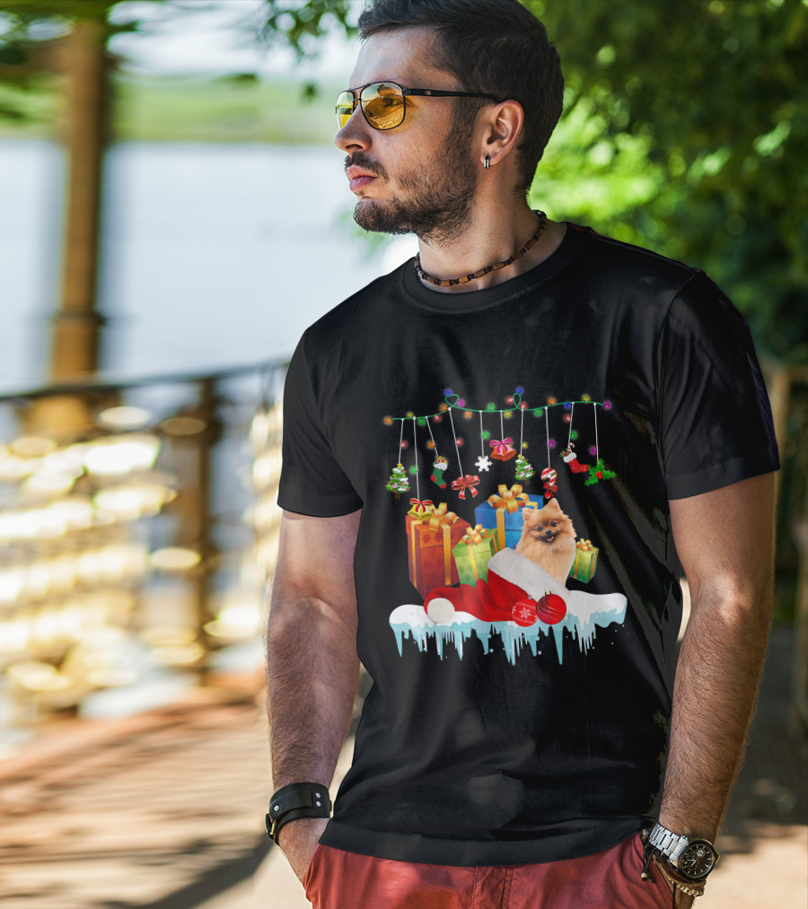 Pomeranian Santa Hat Surrounded By Christmas Gifts And Fairy Lights T-Shirt