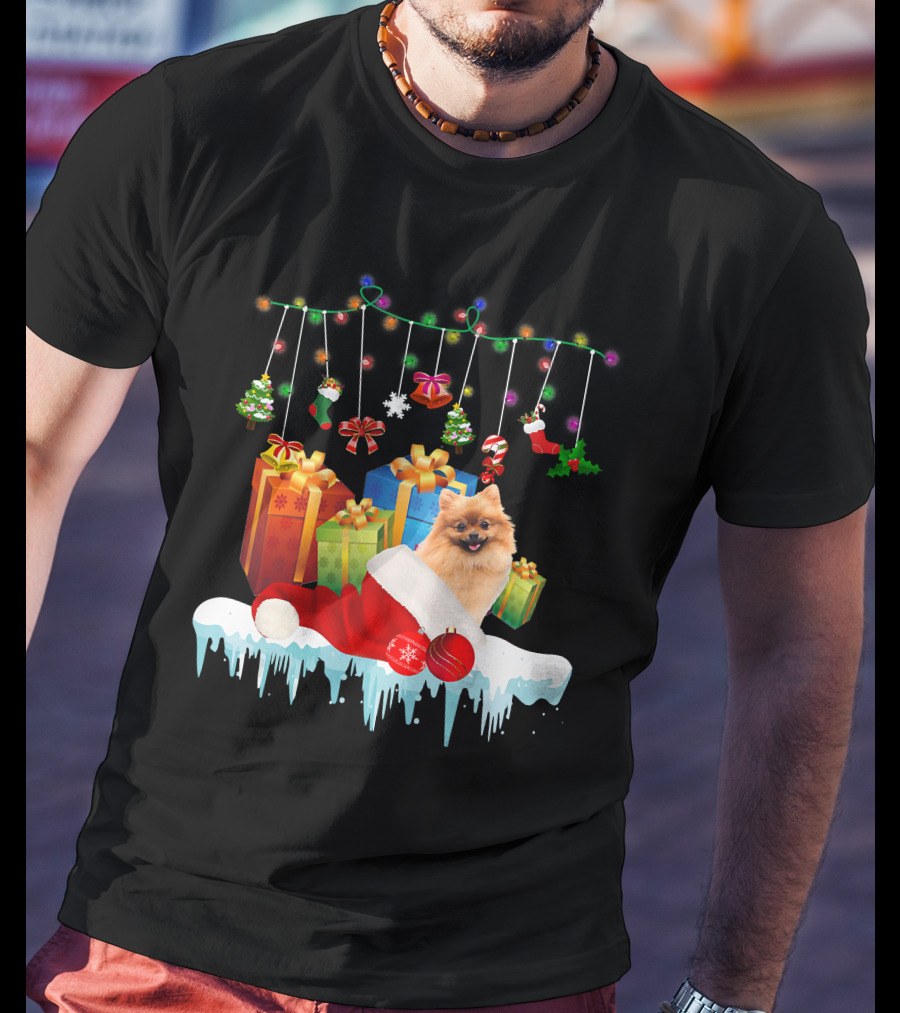 Pomeranian Santa Hat Surrounded By Christmas Gifts And Fairy Lights T-Shirt