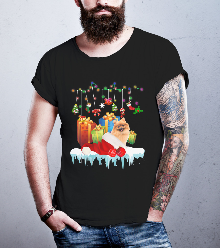 Pomeranian Santa Hat Surrounded By Christmas Gifts And Fairy Lights T-Shirt